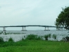 Eine Brücke verbindet West- und Ostufer miteinander bevor sich der Nordteil des Sees auf eine Länge von über 20 km ausbreitet.