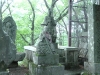 Buddhastatuen am Shrein auf dem Toriipass